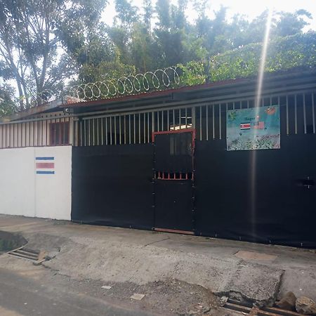 Hogar Tico-Estadounidense Cerca De Aeropuerto アラフエラ エクステリア 写真