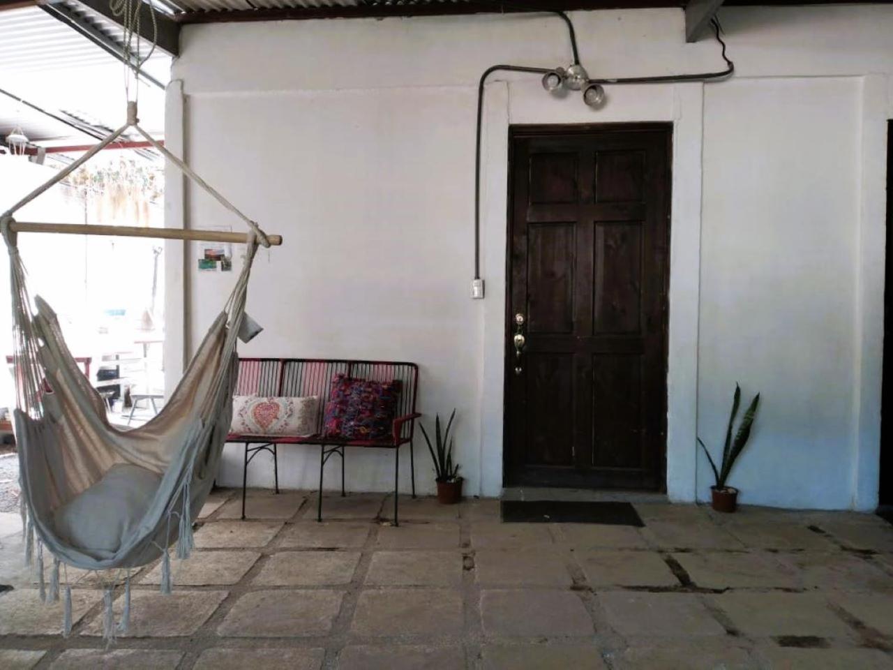 Hogar Tico-Estadounidense Cerca De Aeropuerto アラフエラ エクステリア 写真