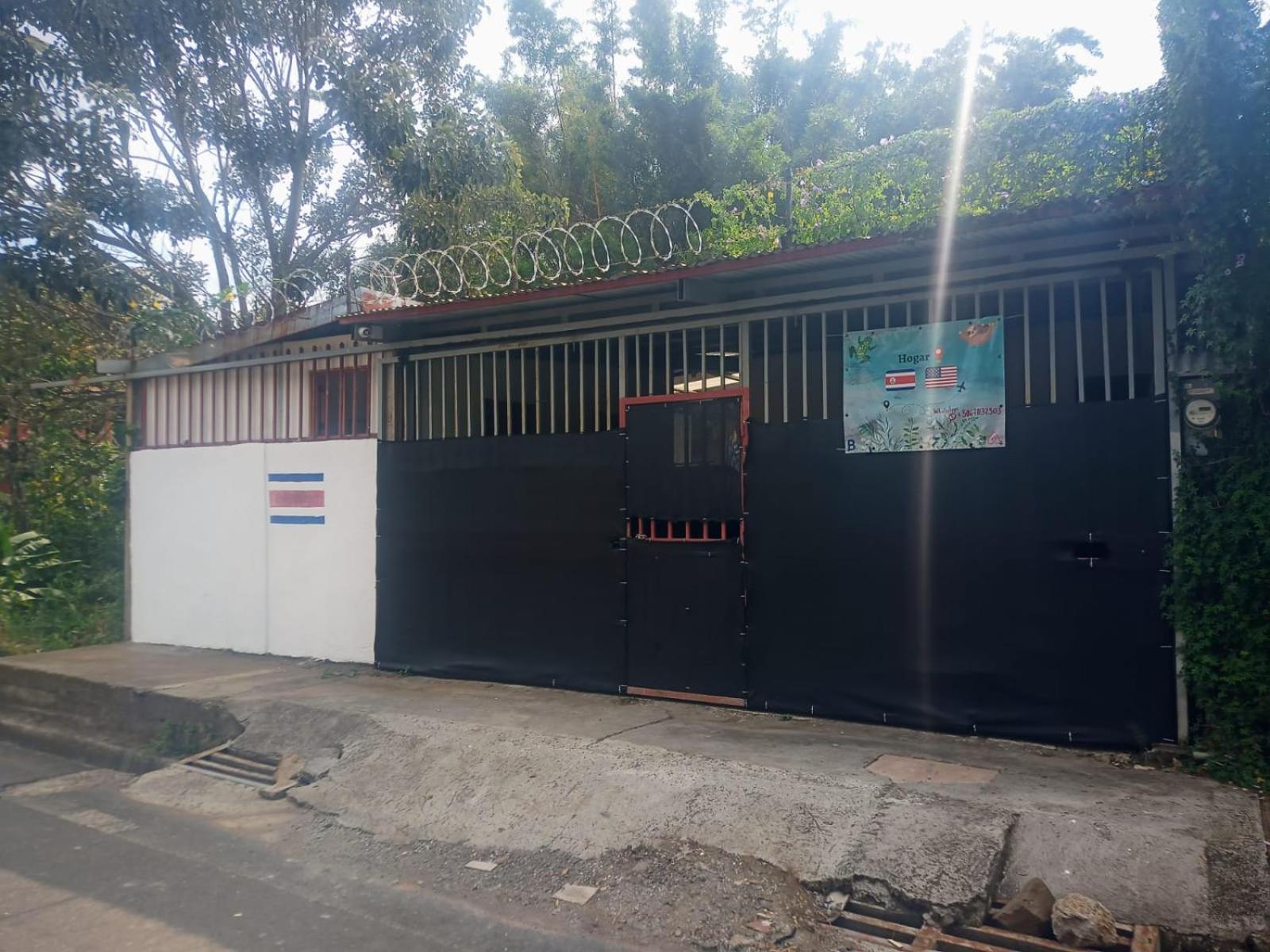 Hogar Tico-Estadounidense Cerca De Aeropuerto アラフエラ エクステリア 写真